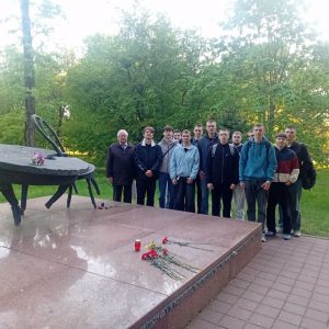 Студенты факультета ЛИД в преддверии 80-летия Победы в Великой Отечественной войне возложили цветы у мемориала «Разбитый очаг»